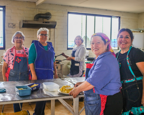 Ellas ponen el corazón y las ollas. Nosotros, los equipos.