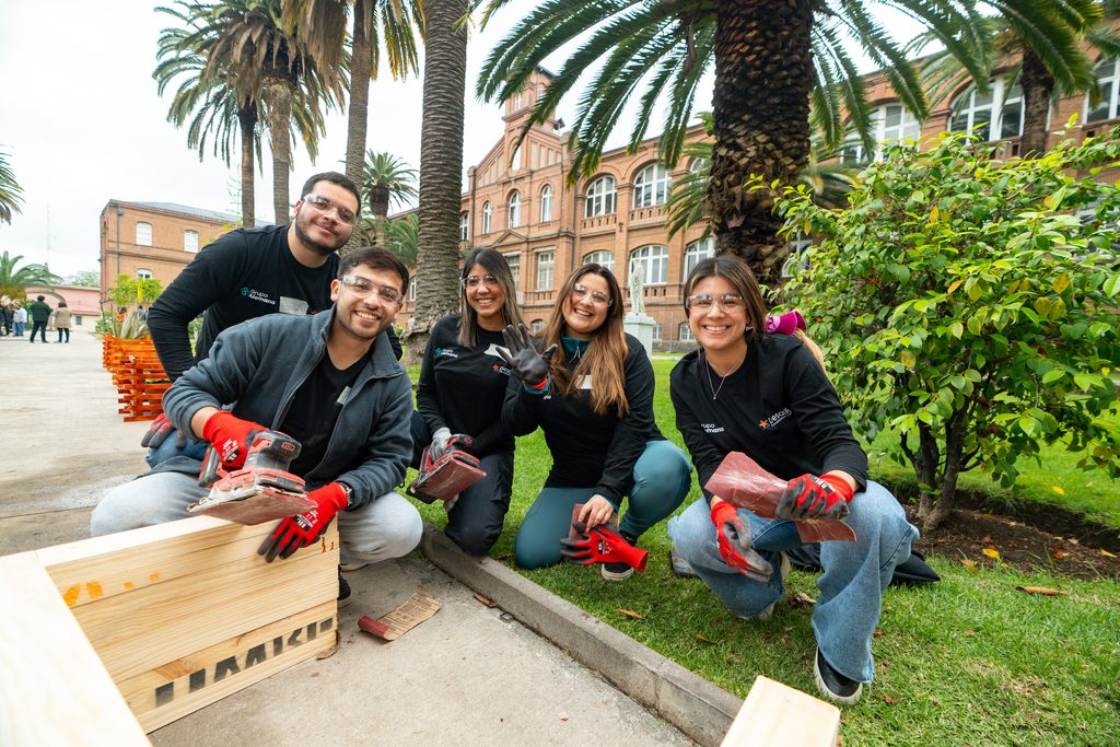 Voluntarios recuperan espacios